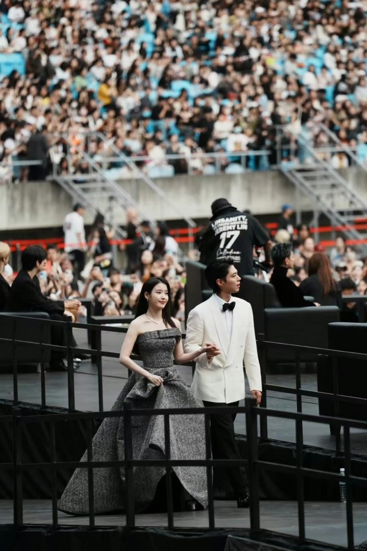 Netizen còn ví Park Bo Gum và IU tựa như royal couple (cặp đôi hoàng gia) của AAA năm nay.