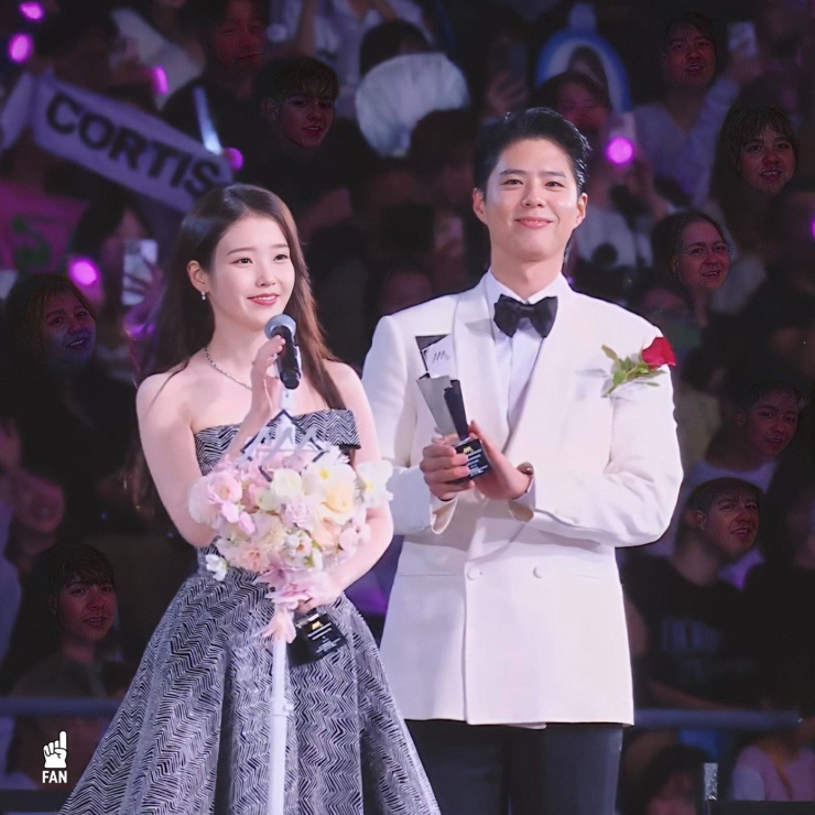 Park Bo Gum cười tươi rói khi nghe cô bạn dành lời cảm ơn tới mình.