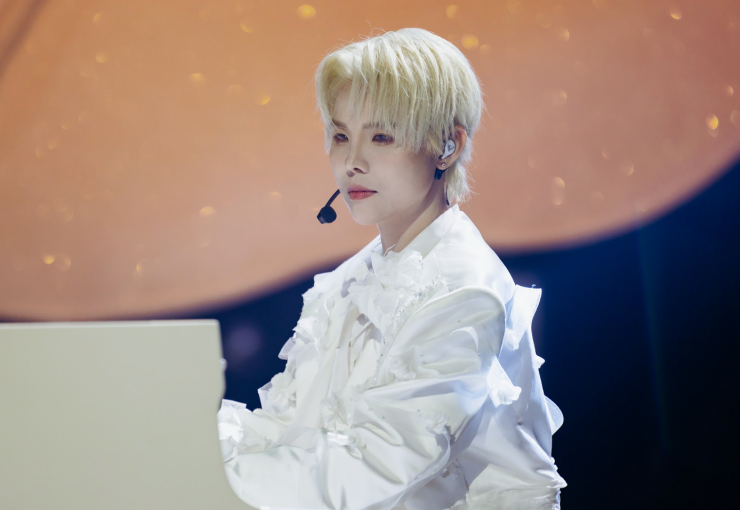 Vũ Cát Tường diễn ca khúc tiếng Anh "Illusion".