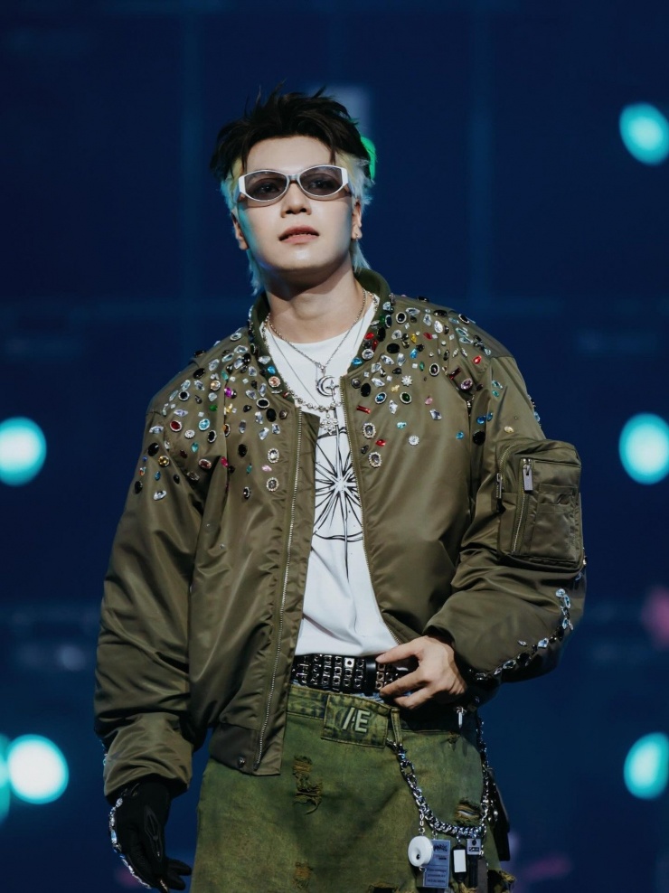 Sân khấu bùng nổ của Gill.