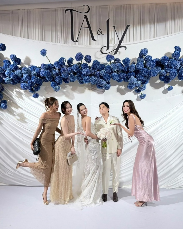 Vợ chồng Khánh Vân và dàn hoa hậu dự cưới Hương Ly - 2