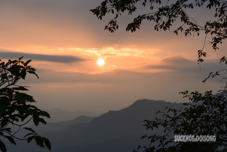 Theo chân giới trẻ lên Đồn Đèn đón bình minh và săn biển mây tuyệt đẹp - 1