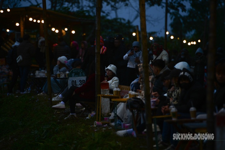 Theo chân giới trẻ lên Đồn Đèn đón bình minh và săn biển mây tuyệt đẹp - 3