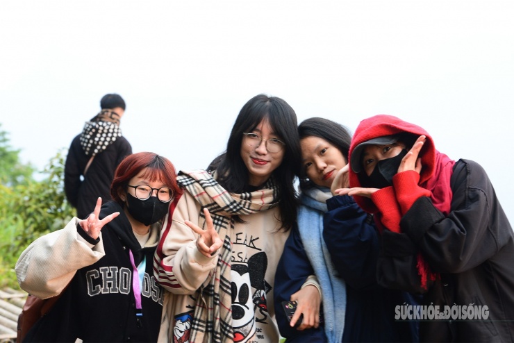 Theo chân giới trẻ lên Đồn Đèn đón bình minh và săn biển mây tuyệt đẹp - 7