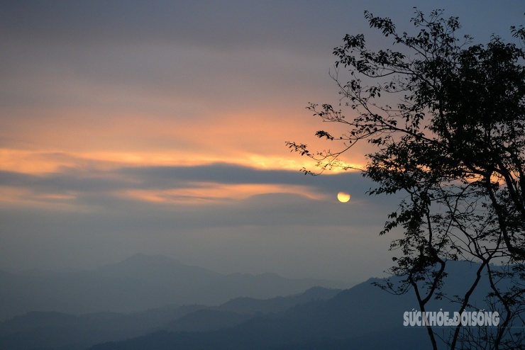 Khoảnh khắc mặt trời bắt đầu ló rạng, nhuộm hồng cả biển mây và những dãy núi trùng điệp của Ba Bể.