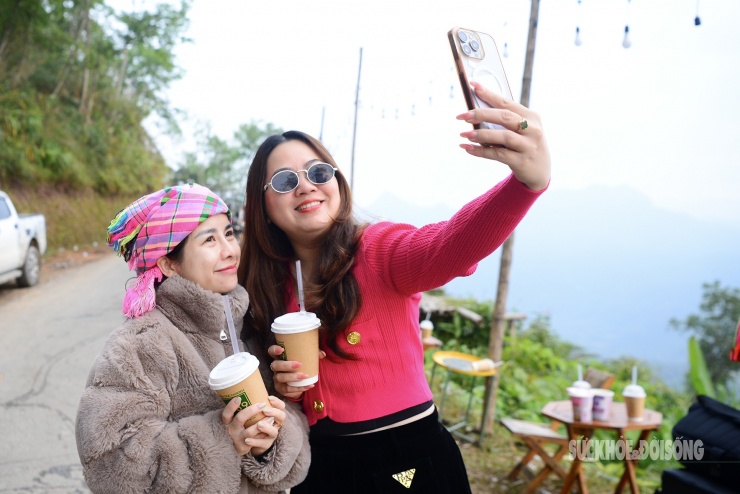 Theo chân giới trẻ lên Đồn Đèn đón bình minh và săn biển mây tuyệt đẹp - 10