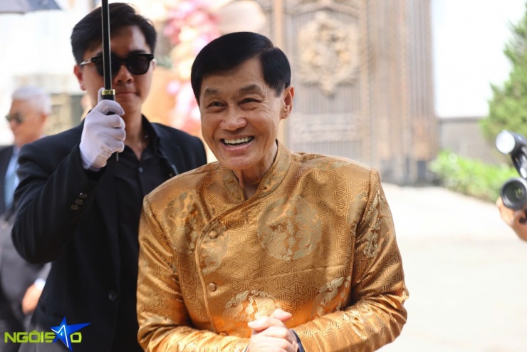 Doanh nhân Johnathan Hạnh Nguyễn và vợ mừng con gái về nhà chồng - 3