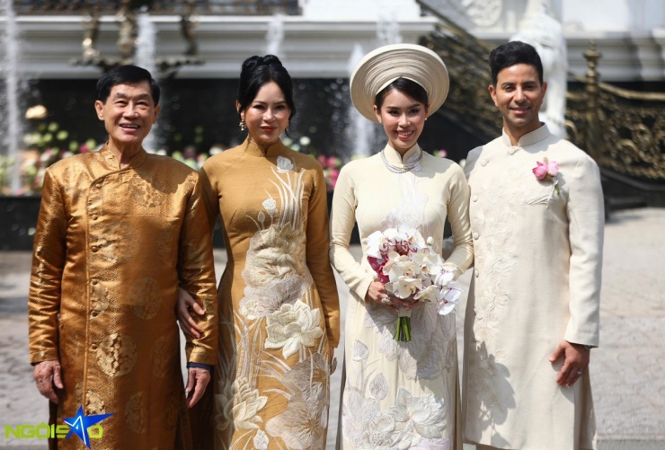 Cả gia đình Tiên Nguyễn đều chọn áo dài thêu họa tiết hoa sen. Lễ ăn hỏi được tổ chức theo phong cách truyền thống.