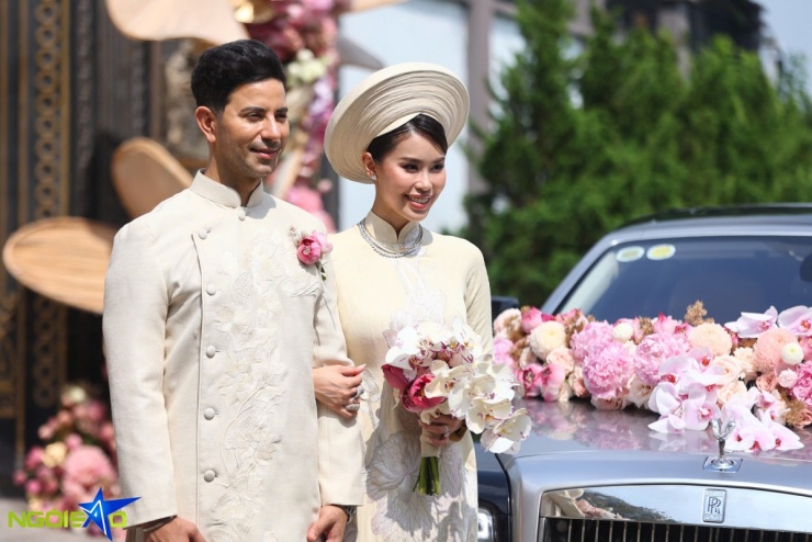 Tối cùng ngày, tiệc cưới với khoảng 1.000 khách mời gồm doanh nhân và nghệ sĩ nổi tiếng sẽ diễn ra. Khách được yêu cầu mặc đồ dạ hội không giới hạn màu sắc. Nhiều người bạn thân thiết của Tiên Nguyễn trong showbiz đã nhận thiệp mời.