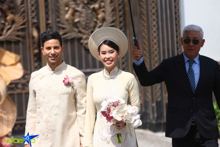 Đám cưới được thắt chặt an ninh. Khoảng 9h sáng, chú rể Justin Cohen cùng nhà trai đến tư gia nhà gái để xin dâu.