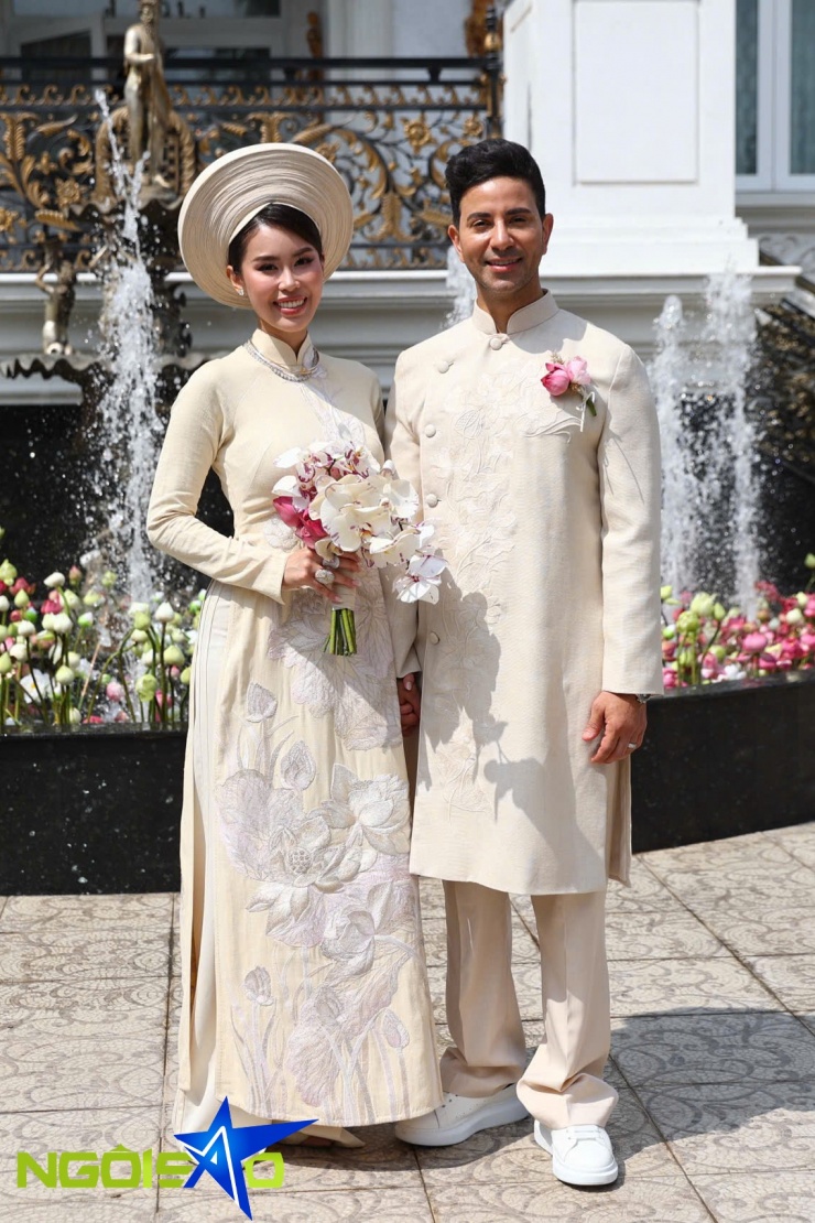 Vợ chồng Tiên Nguyễn chọn sen làm loài hoa chủ đạo trong tiệc cưới. Sen hiện diện trên áo dài của cô dâu - chú rể, hoa cầm tay, hoa cài áo và không gian trang trí.