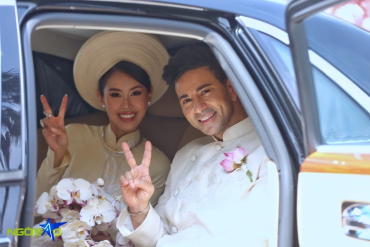 Cô dâu Tiên Nguyễn tên đầy đủ Nguyễn Hồng Thảo Tiên, sinh năm 1997, là con đầu lòng của cựu diễn viên Lê Hồng Thủy Tiên và doanh nhân Johnathan Hạnh Nguyễn. Sau khi tốt nghiệp quản trị kinh doanh ở London và lấy thêm bằng thạc sĩ quản trị hàng không, Tiên Nguyễn hiện điều hành một công ty thời trang chuyên phân phối sản phẩm cao cấp. Cô thường xuất hiện tại các tuần lễ thời trang quốc tế như Paris, Milan, London Fashion Week.