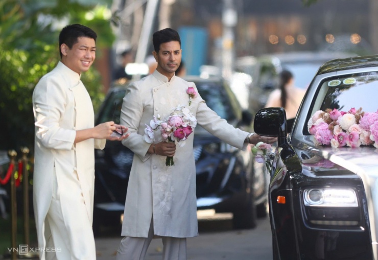 Chú rể (phải) diện áo dài, dẫn đầu đám rước dâu.