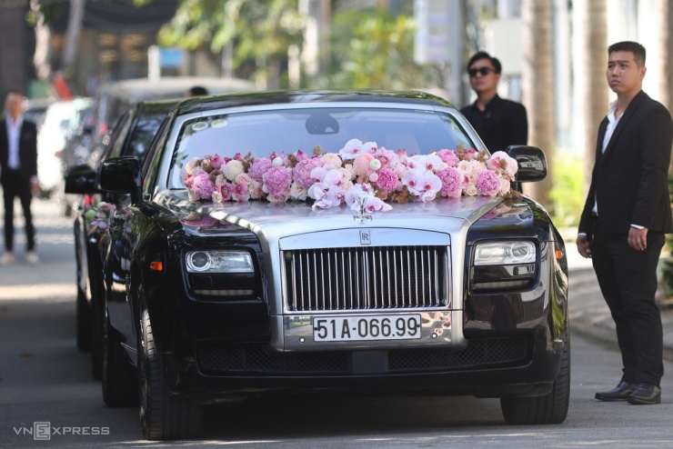 Xe cưới của cô dâu chú rể là chiếc Rolls-Royce Ghost đen, trang trí hoa sang trọng.