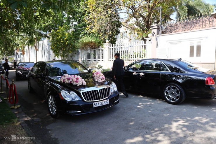 Các chiếc xe còn lại thuộc dòng Rolls-Royce Maybach và Bently, Peugeot 5008.