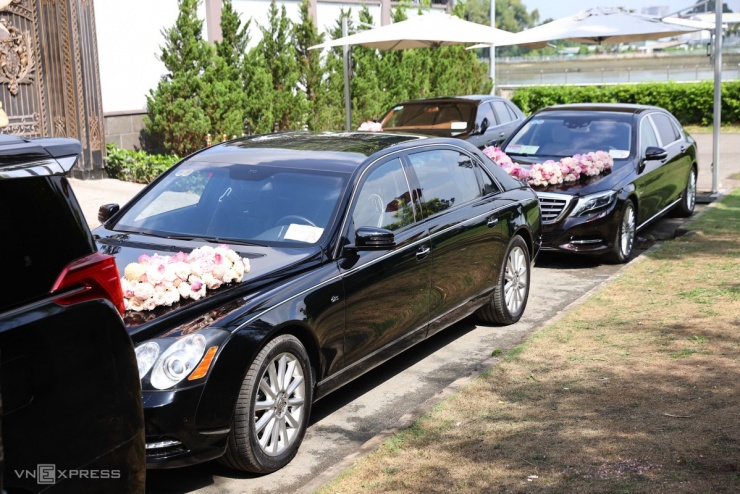 Dàn xe dành cho hai họ chờ rước dâu về nhà trai.