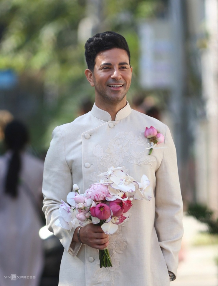 Chú rể người Dubai tự chọn bó hoa cưới trong ngày vui. Anh xuất hiện với vẻ rạng rỡ, ra mắt họ nhà gái.