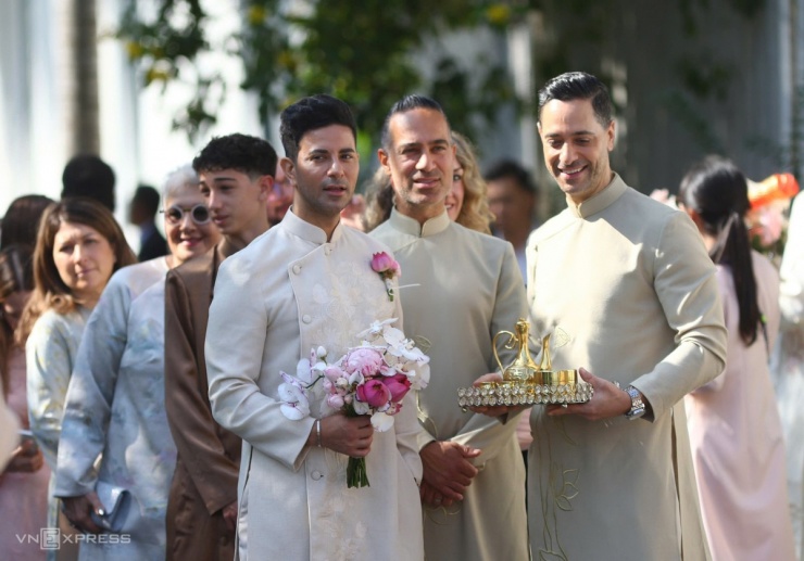 Họ nhà trai cũng diện trang phục truyền thống của Việt Nam.