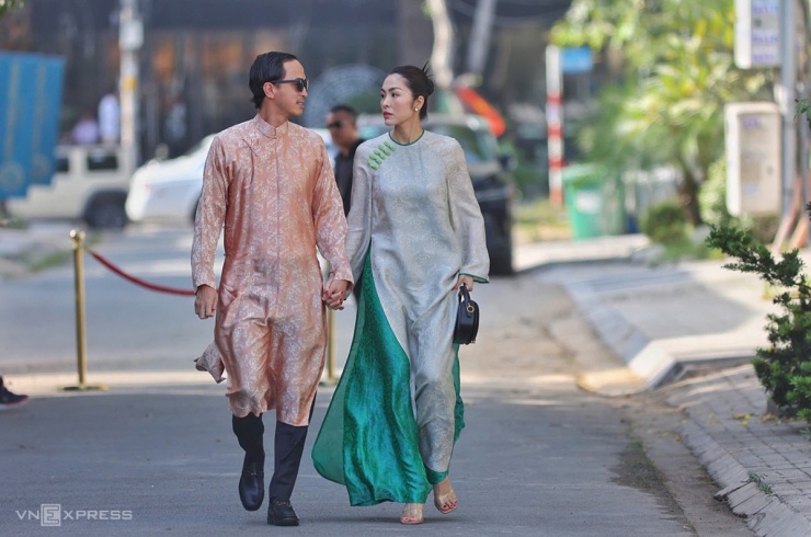 Trước đó, vợ chồng Tăng Thanh Hà - doanh nhân Louis Nguyễn - đến từ sớm dự lễ gia tiên của em gái.