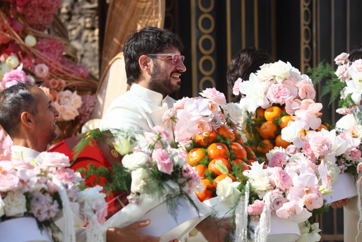 Dàn bưng mâm sính lễ. Đúng 9h, nhà gái đón nhà trai trong tiếng reo hò, vỗ tay.