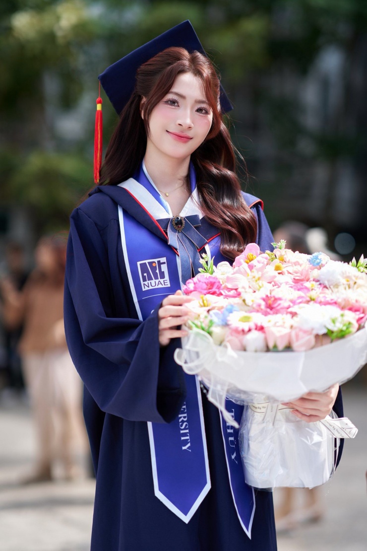 Bùi Thu Thủy tốt nghiệp trường Đại học Sư phạm Nghệ thuật Trung ương. Song song việc học tập tại trường, 10X còn theo đuổi hoạt động nghệ thuật, đảm nhận vai trò mẫu ảnh, mẫu quảng cáo cho nhiều thương hiệu nổi tiếng. Ngoài ra, Thu Thủy cũng từng tham gia vai nữ chính trong MV “Người đơn phương yêu kẻ đơn phương” của ca sĩ Đan Trường.