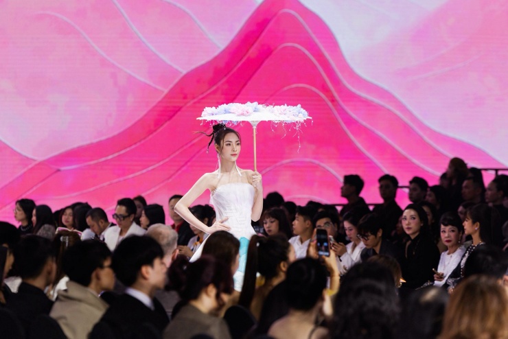 Cô cũng là gương mặt quen thuộc của các sàn diễn thời trang trong nước.