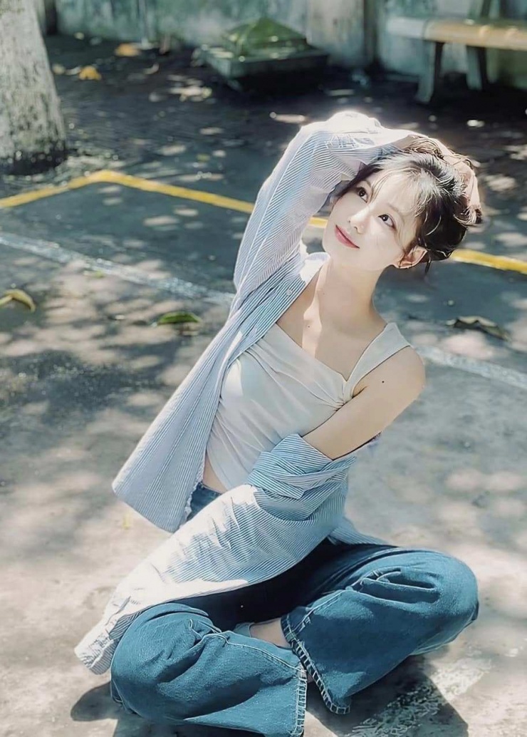 "Tôi mong muốn khắc họa hình ảnh người phụ nữ Việt Nam hiện đại: năng động, tự tin hội nhập nhưng vẫn giữ trọn chiều sâu văn hóa và giá trị truyền thống. Tôi tin rằng, bằng sự chân thành và nỗ lực, mình có thể lan tỏa năng lượng tích cực và truyền cảm hứng sống đẹp đến những người xung quanh", Linh Mai chia sẻ.