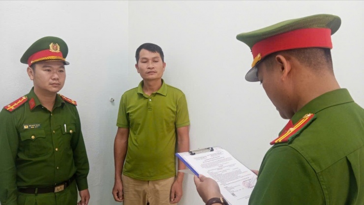 Công an bắt tạm giam Lê Văn Đảnh. Ảnh CA