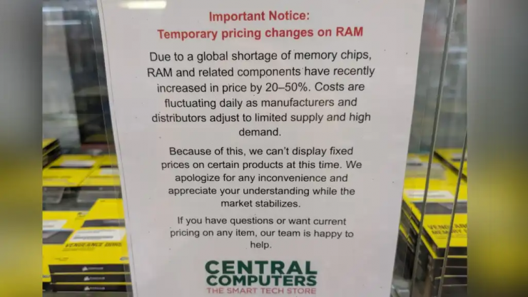 Cửa hàng Central Computers thông báo tạm thời điều chỉnh giá RAM do biến động thị trường. Ảnh: PCW