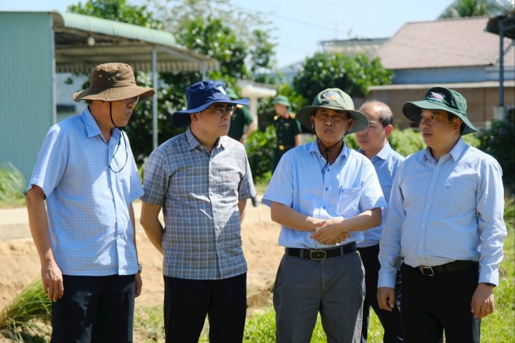 Bí thư Tỉnh ủy Lâm Đồng (bìa phải) kiểm tra tại xã Hàm Thuận.