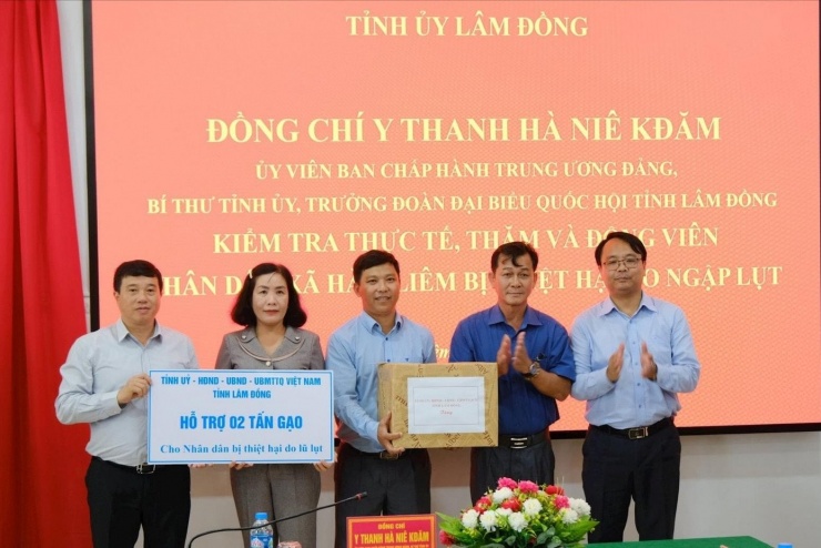 Đoàn công tác trao hỗ trợ cho các xã bị ngập lụt.