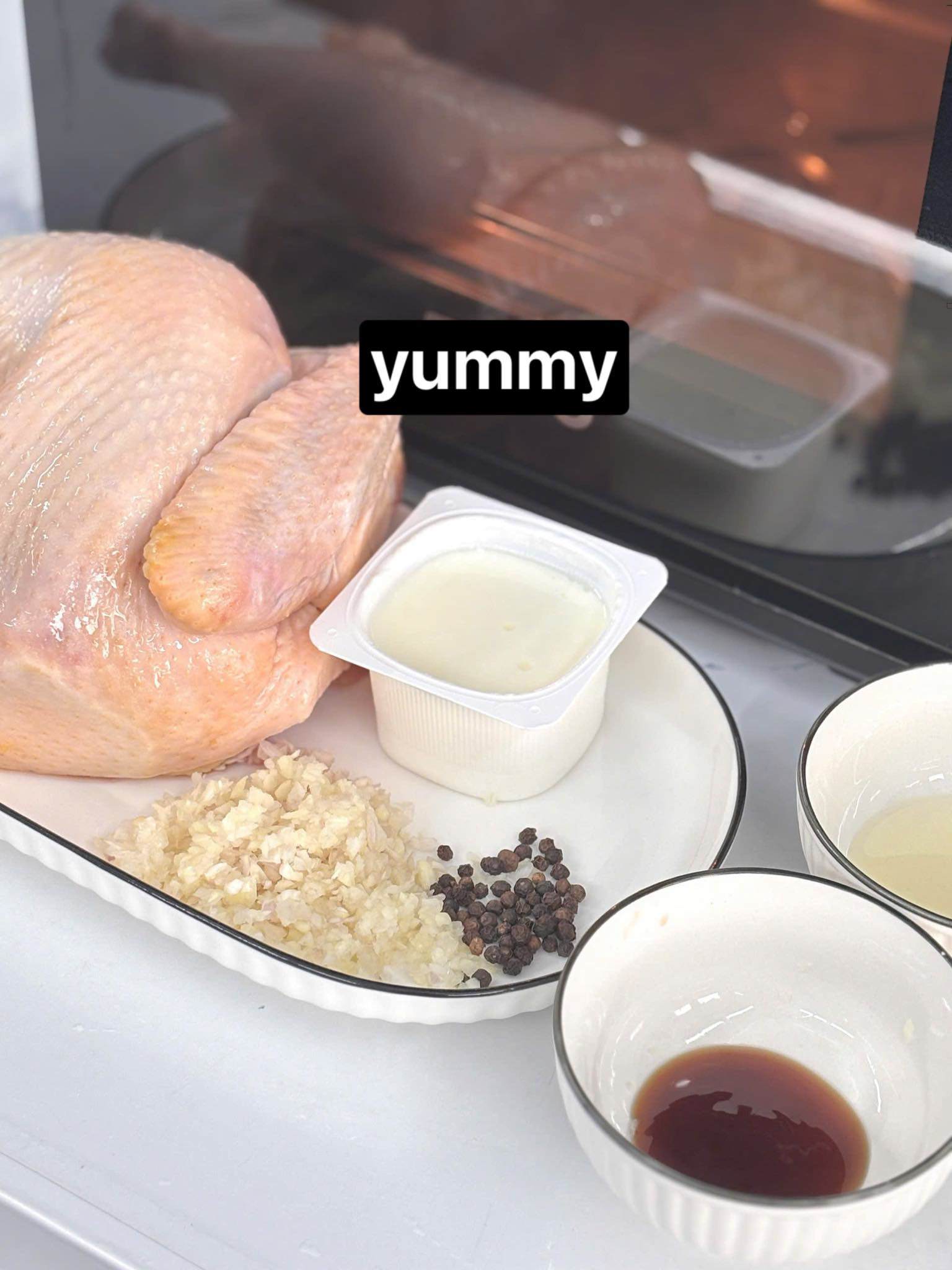 Ướp gà với toàn bộ nguyên liệu trong khoảng 30 phút cho thấm vị.