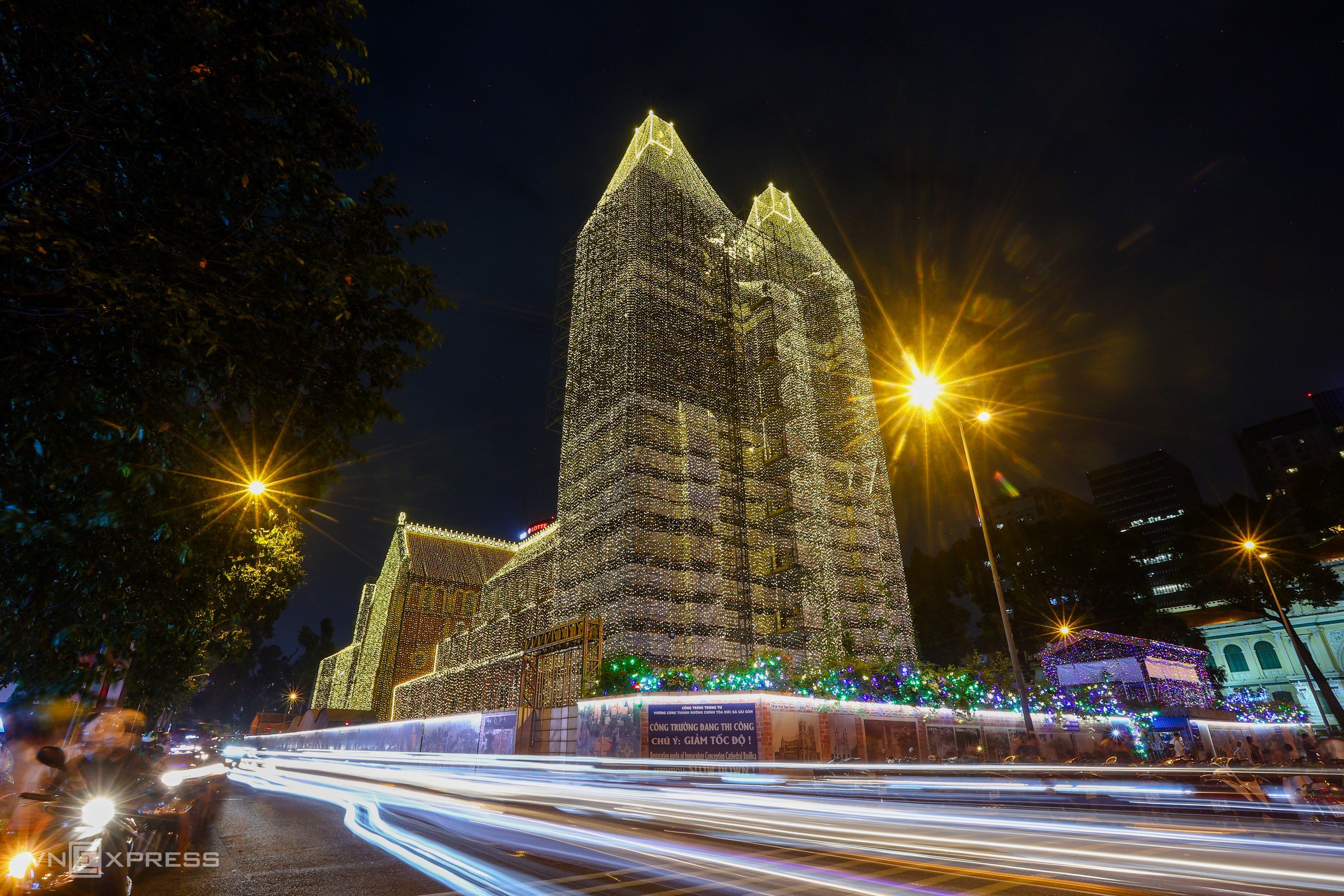 Khách đổ đến check in Nhà thờ Đức Bà lúc lên đèn - 4