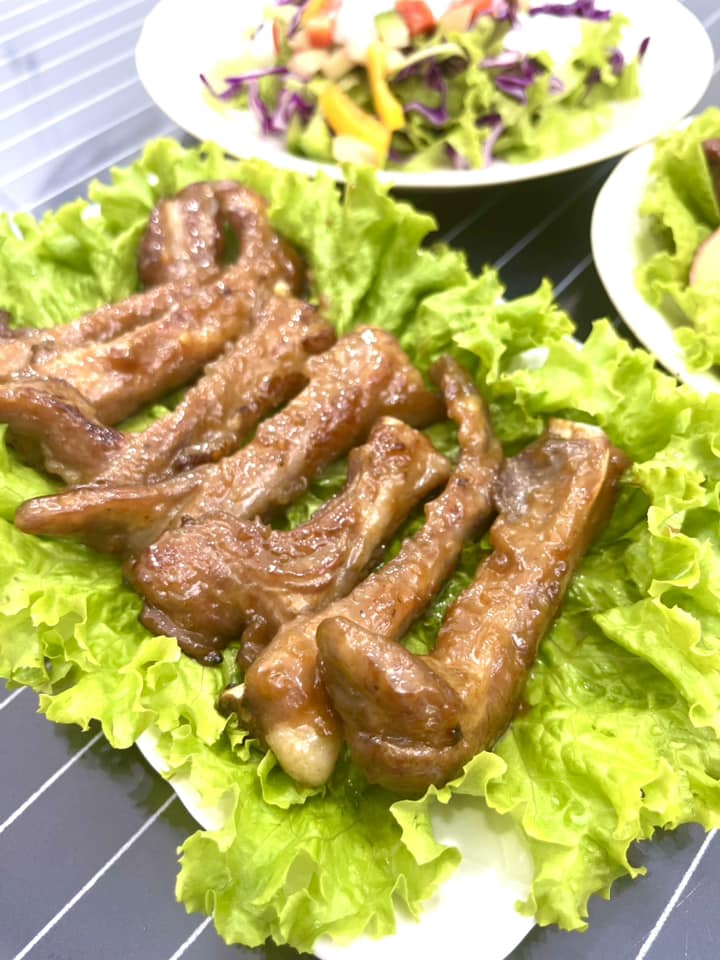 Cách làm sườn rim táo mềm mọng, vị chua ngọt siêu hấp dẫn - 1