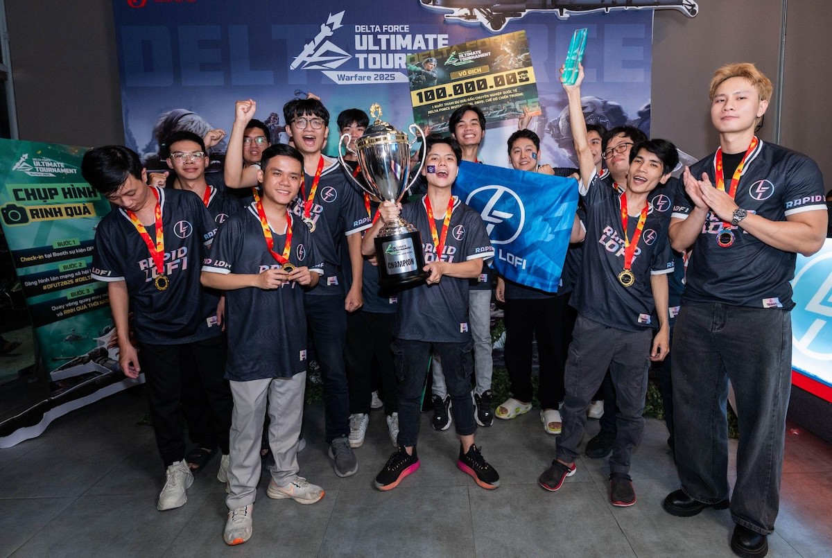 Khoảnh khắc nâng cúp của nhà vô địch Rapid Lofi.