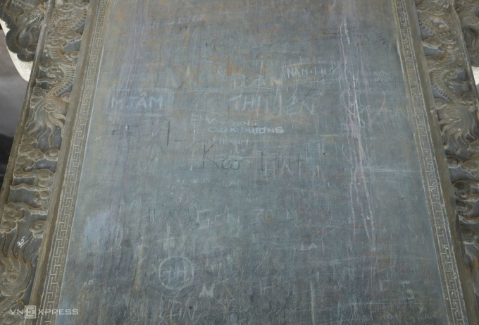 Mặt sau bia đá lăng vua Khải Định chi chít chữ du khách để lại. Ảnh: Võ Thạnh