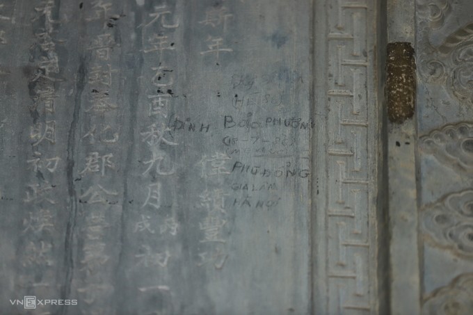 Tấm bia "Thánh Đức Thần Công Bi Ký" tại lăng vua Khải Định bị vẽ bậy. Ảnh: Võ Thạnh