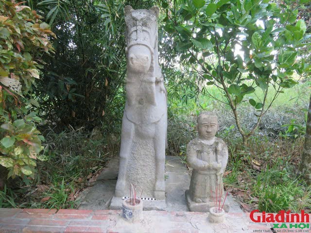 Tượng quản mã trước khi bị mất trộm. (Ảnh tư liệu của Ban quản lý Di tích Nghệ An)