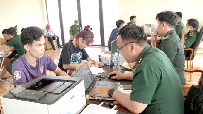 Bộ đội Biên phòng Việt Nam tiếp nhận 64 nạn nhân được Campuchia trao trả. Ảnh: Thái Hà