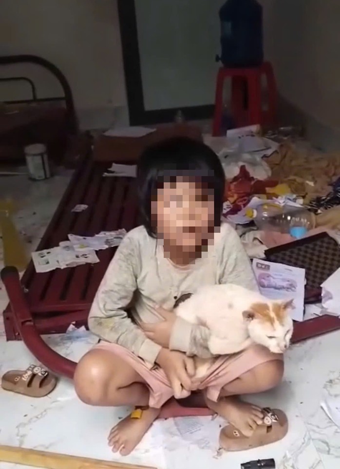 Hình ảnh cháu gái bị cha xích, nhốt trong căn phòng bẩn thỉu