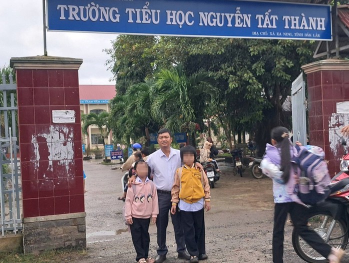 Hai cháu H.H.N.N. và H.L.N.N. đã được đi học lớp 1