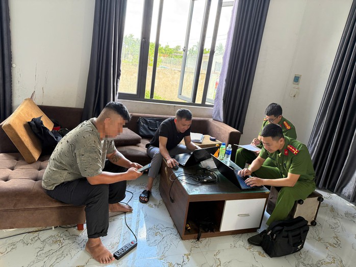 Công an làm việc với ông N.T.Đ. - cha của 2 cháu