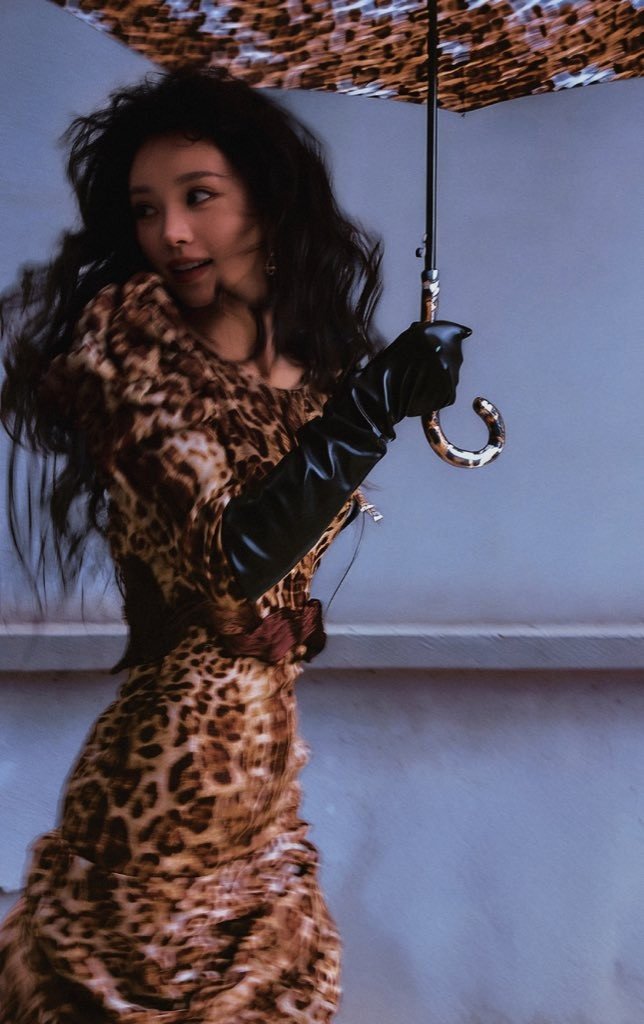 Đêm hội Gào thét 2025: Điền Hi Vi là chị đại da beo, Dương Mịch diện "đồ cổ" - 9