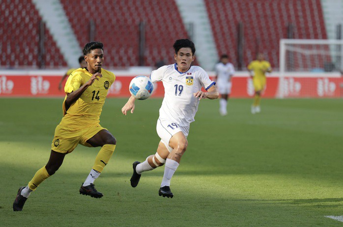 U22 Malaysia (trái) tạm dẫn đầu bảng B sau trận thắng đậm U22 Lào