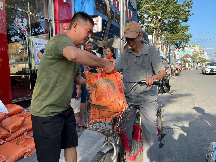 Hành động đẹp của người đàn ông trúng 9 tờ vé số độc đắc ở TPHCM - 2