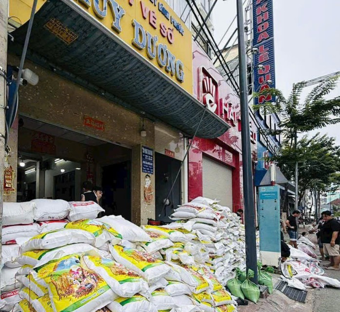 Đại lý vé số phát 8 tấn gạo cho người dân