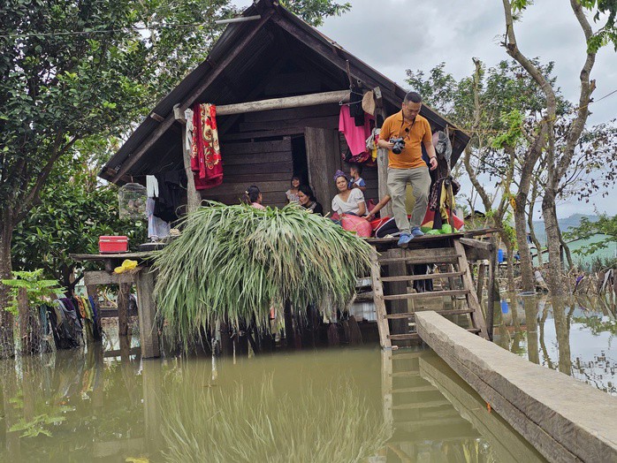 Căn nhà sàn chưa đầy 50 m2 của bà Siu H'Dri đang ngập trong nước nhưng vẫn là nơi sinh sống của 19 người của 3 thế hệ