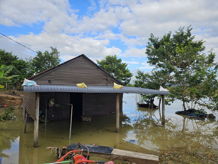 Do nằm ở vùng trũng, nước xung quanh đã rút nhưng nhiều ngôi nhà Buôn Nu vẫn ngập trong nước