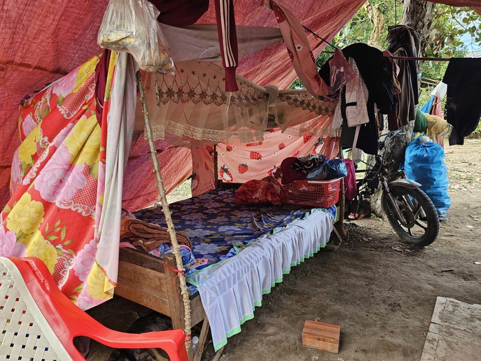 Đã nhiều ngày nay, căn lều là nơi ở tạm của một gia đình ở Buôn Nu