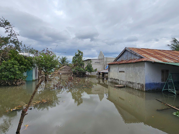 Khi chúng tôi có mặt, khoảng 30 hộ dân với 100 nhân khẩu vẫn chưa thể về nhà do nước lũ chưa rút